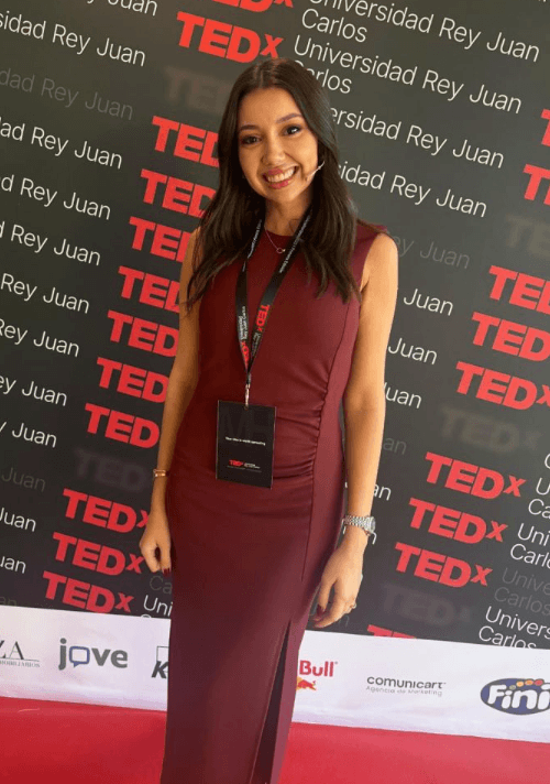 Celia Rubio posando en un fotocol oficial del evento TEDx Universidad Rey Juan Carlos con acreditación al cuello.