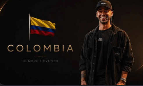 Javier Rodríguez sonriendo junto a la bandera de Colombia en el cartel promocional de la Cumbre de los Millonarios Conscientes.